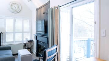 Fernseher, Kamin, DVD-Player