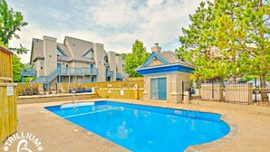 A heated pool - Blue Mountain, Collingwood Loft Condo, Sleeps 4 (The Blue Mountains)
