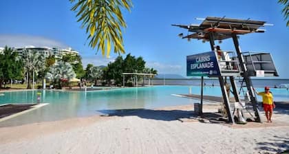 The Reef Pad, Ideally Located With a Steller View! 1BR 1BA + Balcony