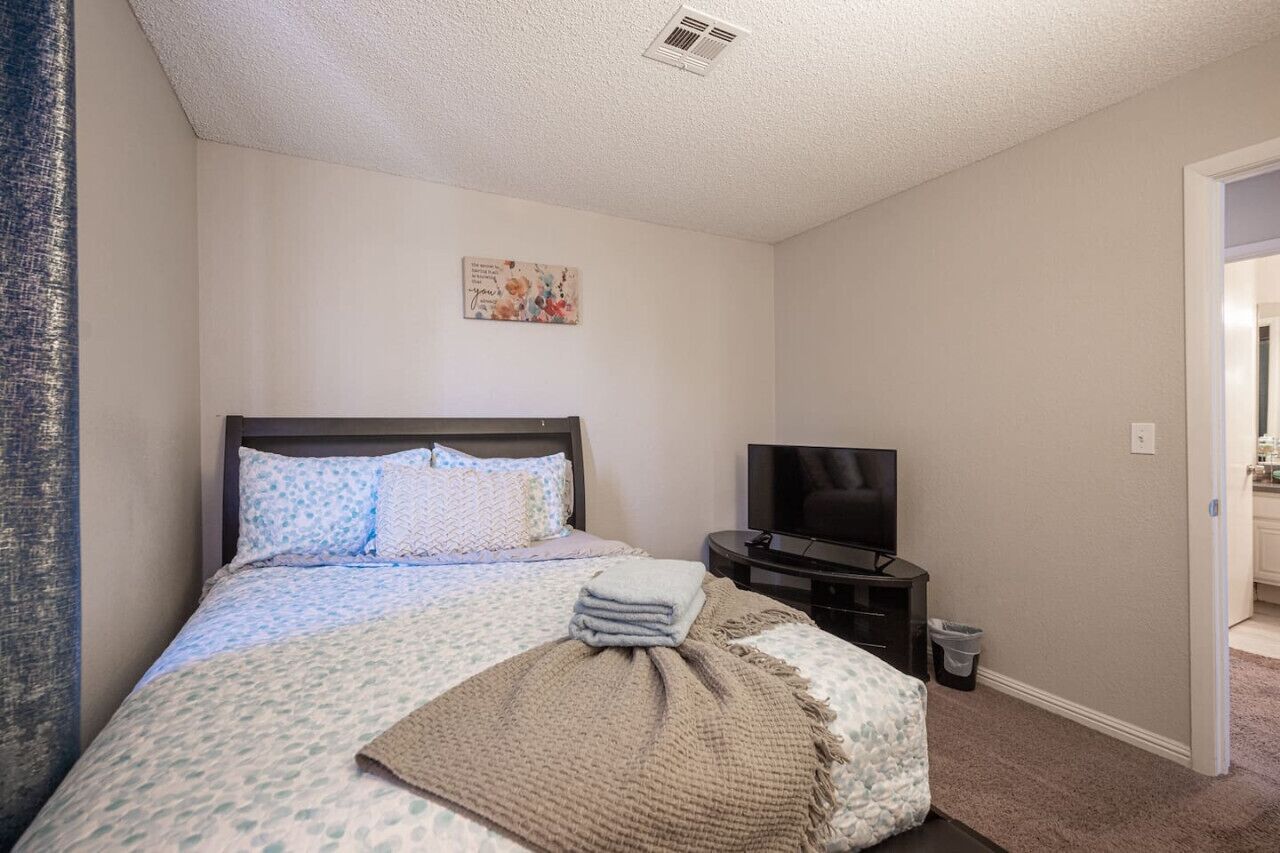4 bedrooms, desk, WiFi