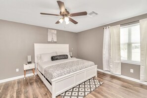 3 bedrooms, desk, WiFi - Quiet Comfy Home near Hobby Airport (Houston)