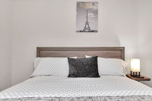 3 bedrooms, desk, WiFi