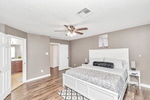 3 bedrooms, desk, WiFi