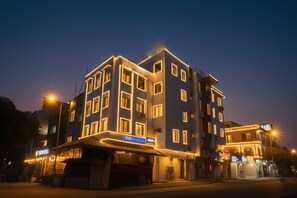 Property entrance - Fabhotel Blue Moon Home Stay (New Delhi)