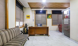 Reception - Fabhotel Blue Moon Home Stay (New Delhi)