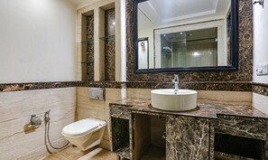 Shower, rainfall showerhead, free toiletries, towels - Fabhotel Blue Moon Home Stay (New Delhi)