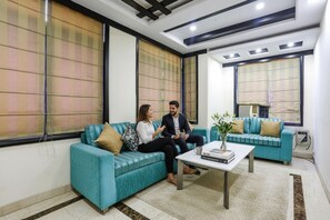 Lobby sitting area - Fabhotel Blue Moon Home Stay (New Delhi)