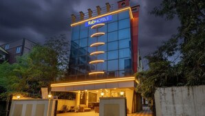 Un hotel moderno con fachada de vidrio y un letrero que dice "fabHOTELS".