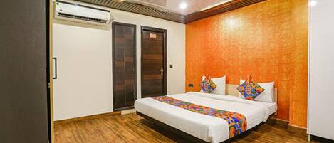 Egyptian cotton sheets, premium bedding, in-room safe, soundproofing