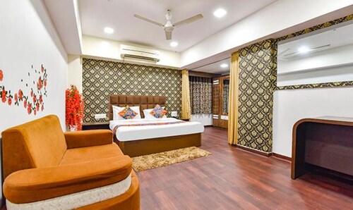 Fabhotel Blue Moon I