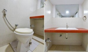 Een badkamer met toilet, wastafel en douche.