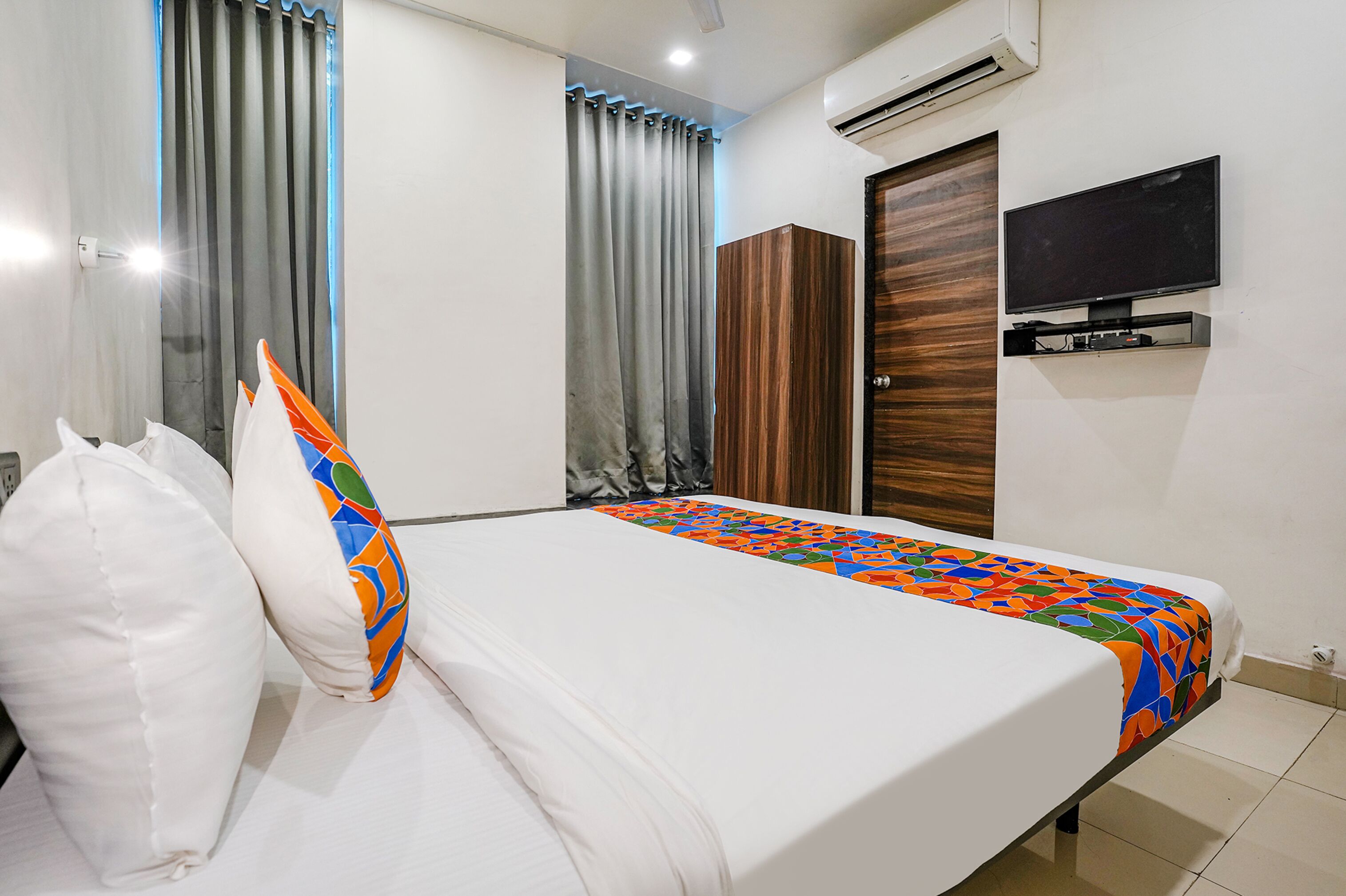 Egyptian cotton sheets, premium bedding, in-room safe, free WiFi