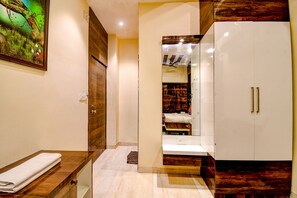 Egyptian cotton sheets, premium bedding, in-room safe, free WiFi - Fabhotel Abis Inn (Kolkata)