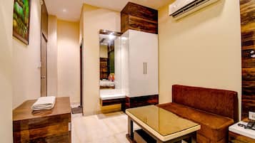 Egyptian cotton sheets, premium bedding, in-room safe, free WiFi