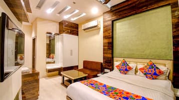 Premium Room, 1 Queen Bed | Egyptian cotton sheets, premium bedding, in-room safe, free WiFi