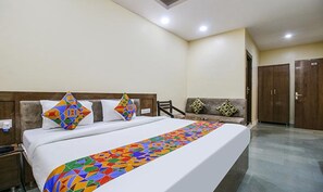 Egyptian cotton sheets, premium bedding, in-room safe, soundproofing - Fabhotel Silver Inn I (Bhopal)