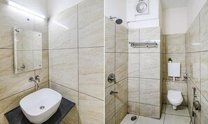 Rom – deluxe, 1 dobbeltseng | Bad | Dusj, regndusjhode, toalettartikler (inkludert) og badekåper