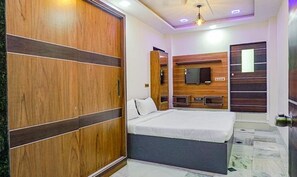 Deluxe Room, 1 Double Bed | Egyptian cotton sheets, premium bedding, in-room safe, free WiFi - FabHotel Classic Square I (Pune)