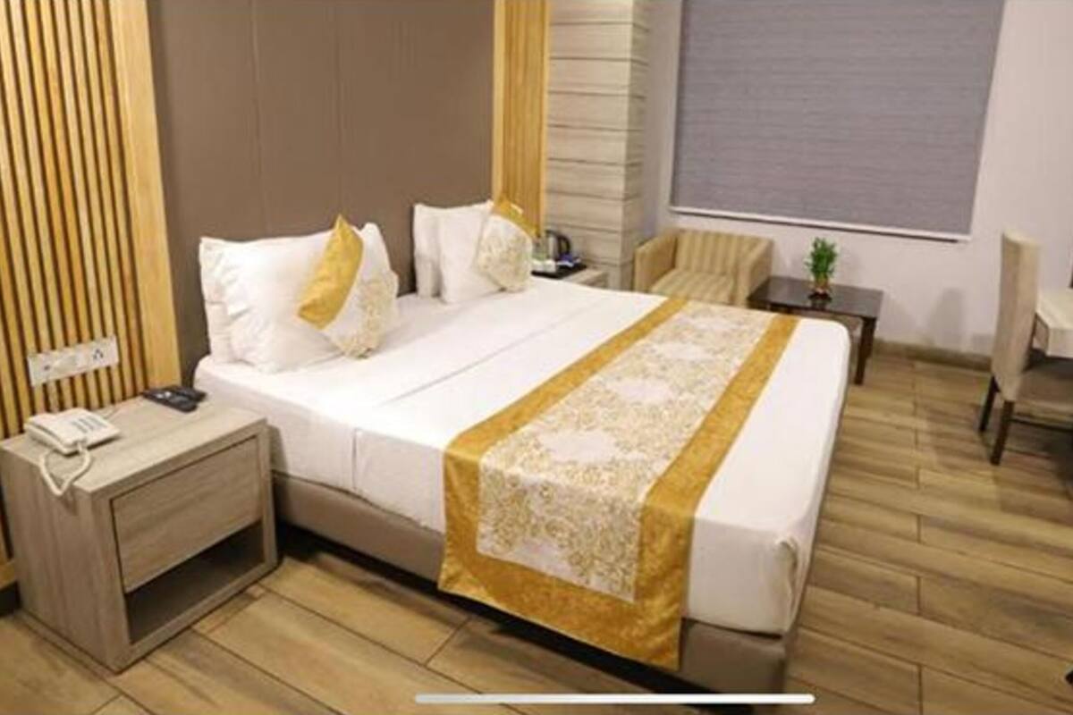 Deluxe Room, 1 Double Bed | Egyptian cotton sheets, premium bedding, in-room safe, desk