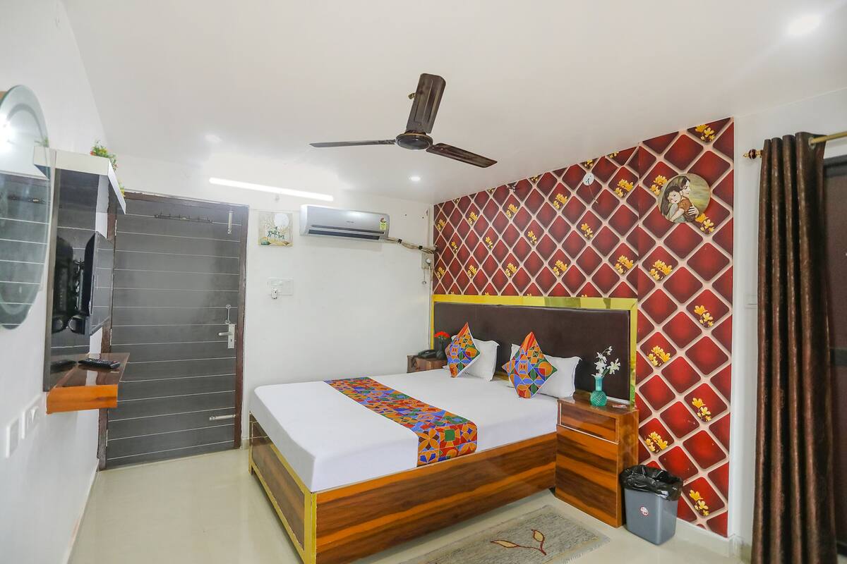 Egyptian cotton sheets, premium bedding, in-room safe, free WiFi