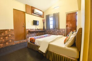 Egyptian cotton sheets, premium bedding, in-room safe, free WiFi - FabHotel Royal Baga Residency (Baga)