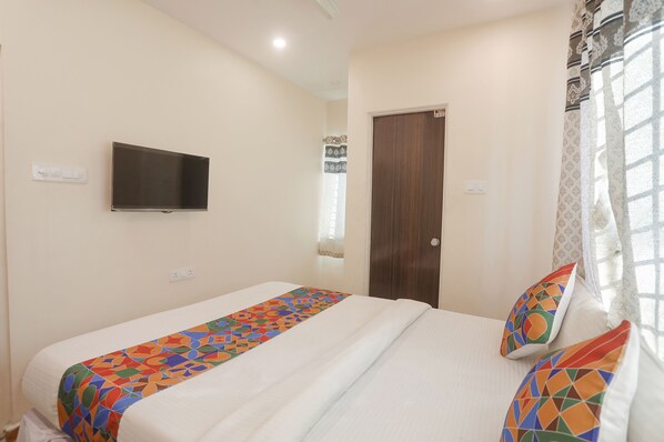 Egyptian cotton sheets, premium bedding, in-room safe, desk