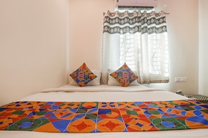 Egyptian cotton sheets, premium bedding, in-room safe, desk - Fabexpress Shiva’S Inn (Nagpur)
