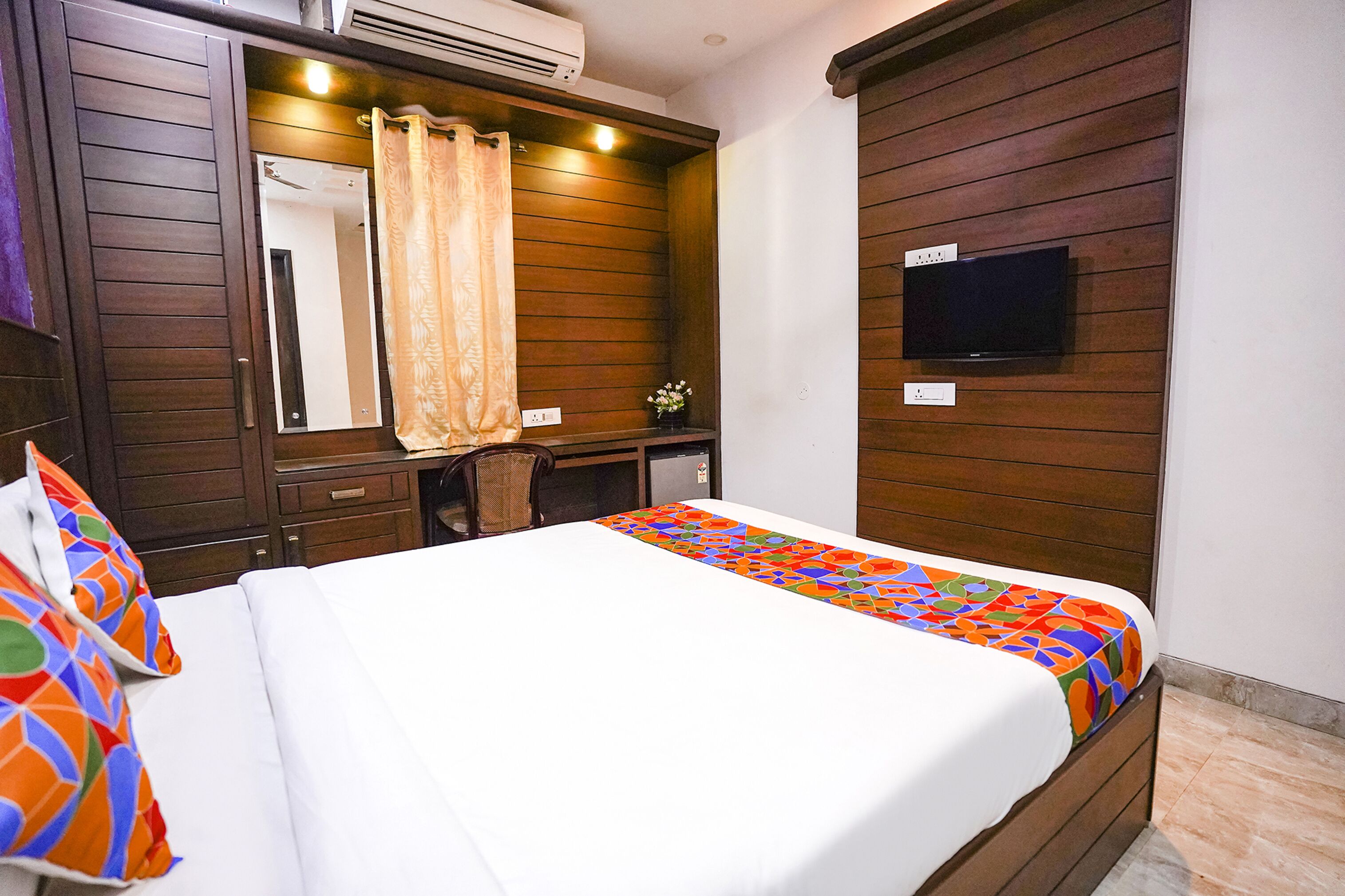 Egyptian cotton sheets, premium bedding, in-room safe, free WiFi