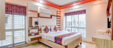 Egyptian cotton sheets, premium bedding, in-room safe, free WiFi