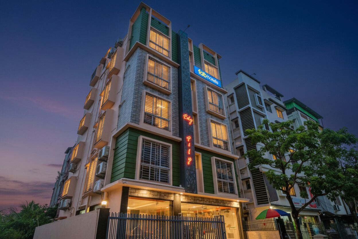 Un hotel de varios pisos con un diseño moderno, con balcones y ventanas amplias.