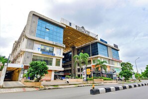 A modern building with a fitness center, a pharmacy, and a salon. - Fabexpress Solitaire (Surat)