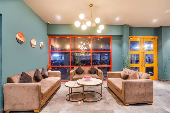 Lobby sitting area - Fabhotel Prime Cloud 9 (Ghaziabad)