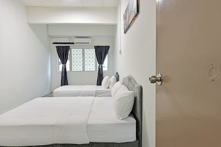 Triple Room, Shared Bathroom | Free WiFi, bed sheets