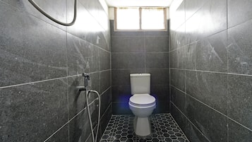 Kamar Triple, kamar mandi umum | Kamar mandi | Shower dan handuk