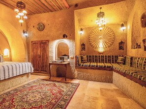 Nimet Deluxe Jacuzzi Cave Suite | Wohnbereich | 42-Zoll-LCD-Fernseher mit Satellitenempfang, Fußbodenheizung