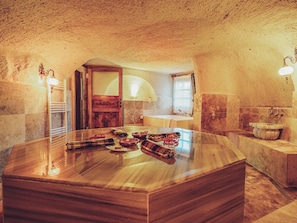 Nazende Hammam Jacuzzi Cave Suite | Bathroom | Designer toiletries, hair dryer, slippers, towels - Cappanar Cave Hotel (Nevsehir)