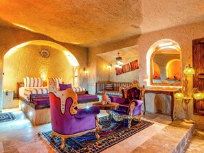 Erva Hammam Jacuzzi Cave Suite | Hochwertige Bettwaren, individuell dekoriert, individuell eingerichtet