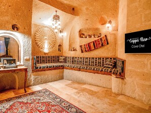 Nimet Deluxe Jacuzzi Cave Suite