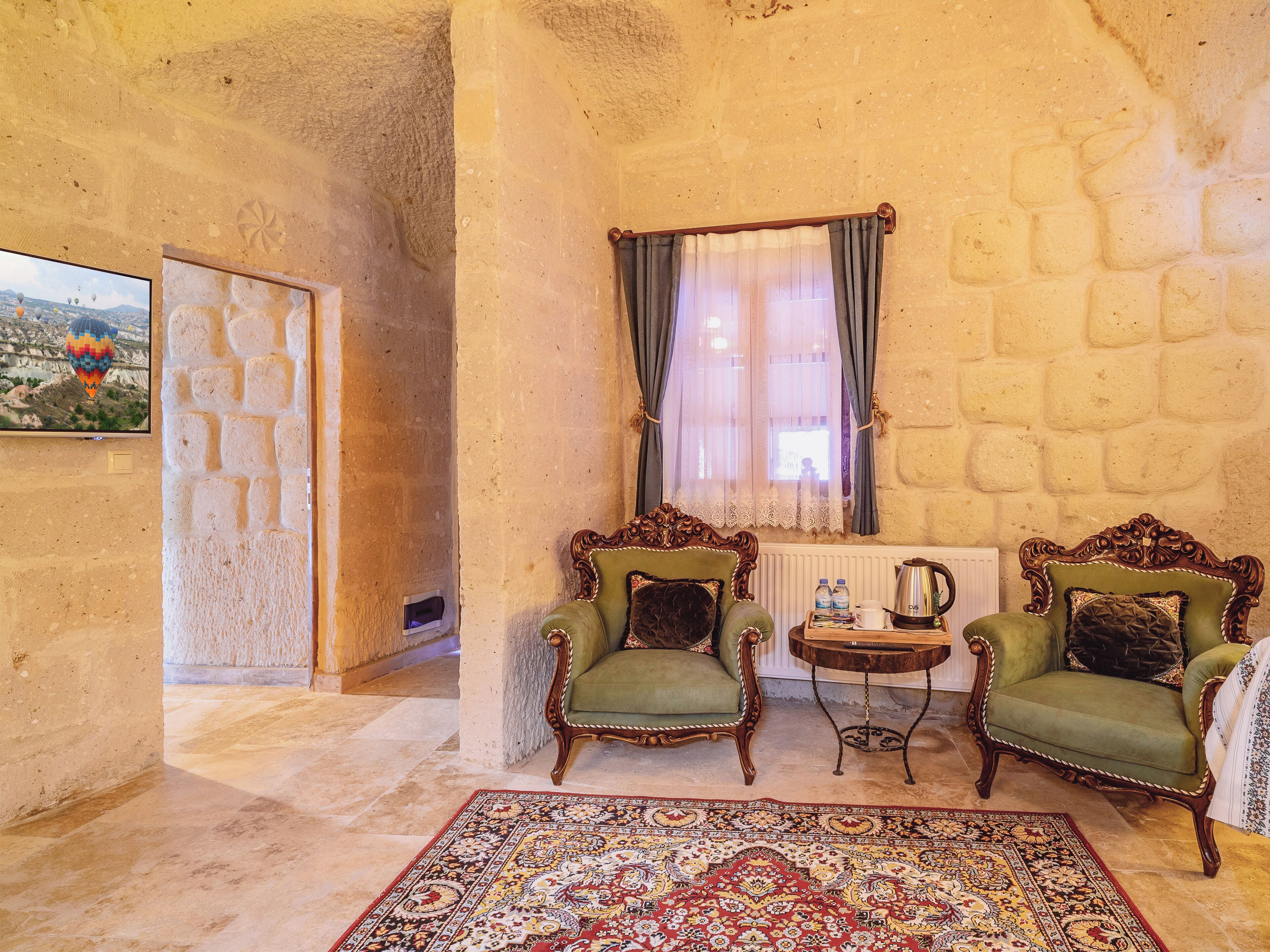 Superior Suite | Living area | 42-inch LCD TV with satellite channels, heated floors