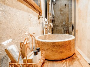 Nazende Hammam Jacuzzi Cave Suite | Badezimmer | Designer-Toilettenartikel, Haartrockner, Hausschuhe, Handtücher