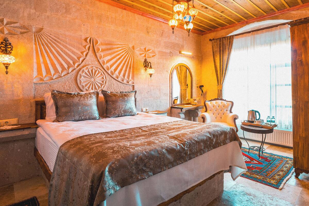 Hanzade Deluxe Stone Room | Roupas de cama premium, quartos à prova de som, Wi-Fi de cortesia