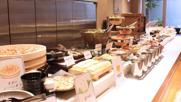 Ein Buffet mit verschiedenen Speisen und Geschirr.