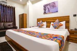 Egyptian cotton sheets, premium bedding, in-room safe, free WiFi