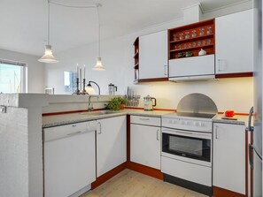 Kühlschrank, Mikrowelle, Geschirrspüler, Kochgeschirr/Geschirr/Besteck
