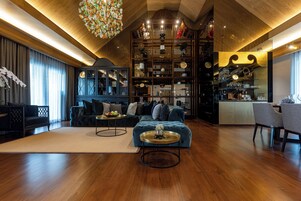 Penthouse | Egyptian cotton sheets, premium bedding, Tempur-Pedic beds, minibar