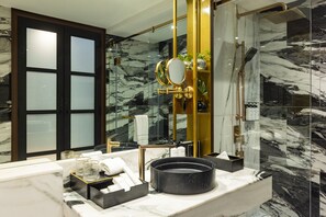 Habitación Deluxe, acceso a la piscina | Baño | Artículos de higiene personal de diseño, secador de pelo y albornoces