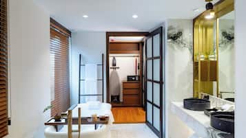 Sensai Suite | ห้องน้ำ | ของใช้ในห้องน้ำระดับพรีเมียม, ไดร์เป่าผม, เสื้อคลุมอาบน้ำ