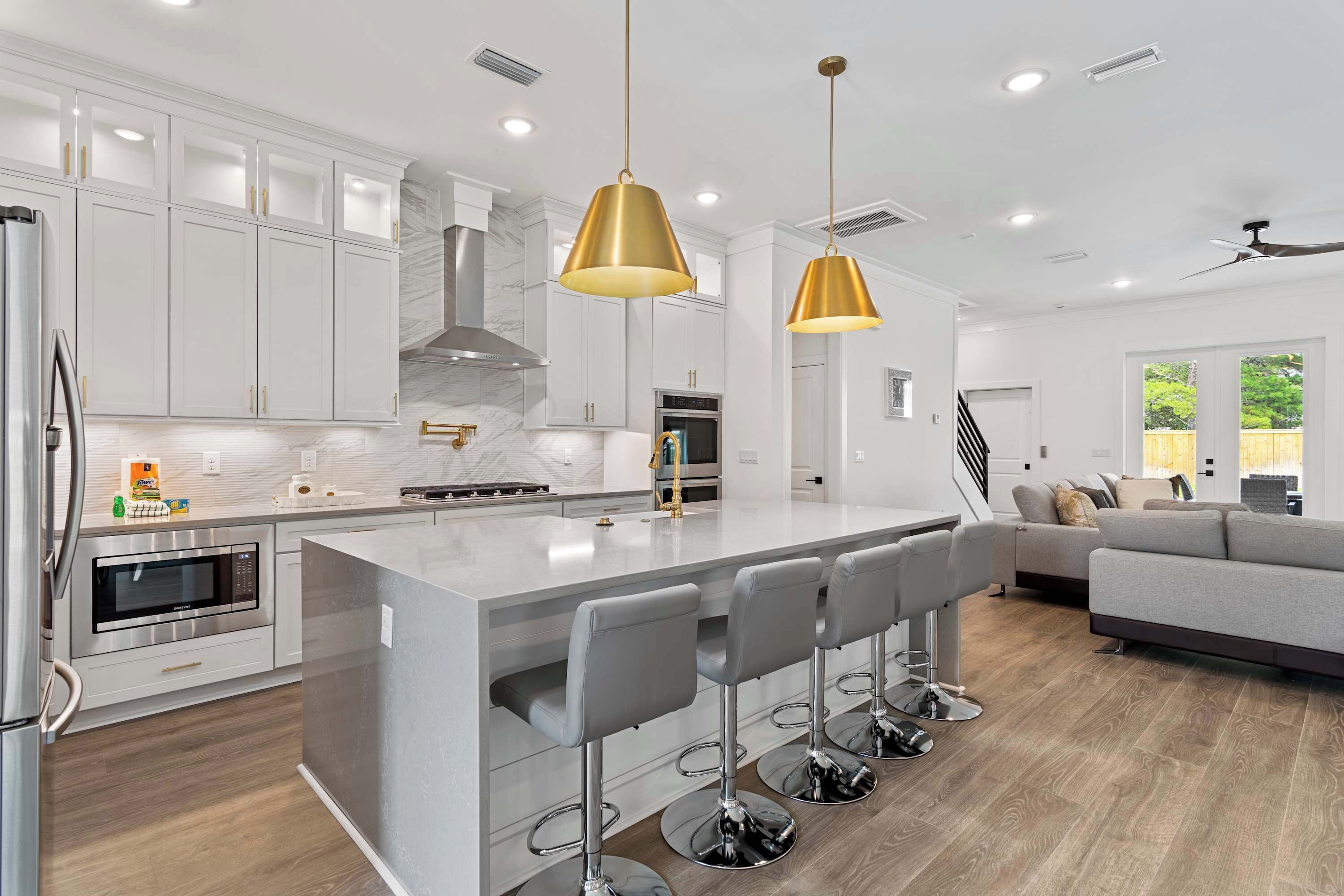 Geladeira, micro-ondas, fogão, cooktop