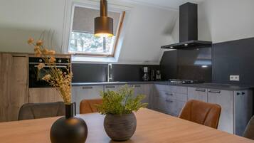 Kylskåp, mikrovågsugn, spishäll och diskmaskin