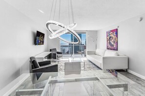 Smart TV, ping pong - Majestic Penthouse w/ Ocean & City Views (Miami)